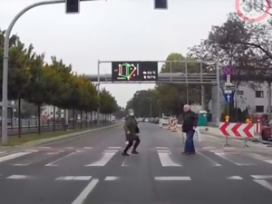 Szokujące nagranie z Poznaniu. Piesi cudem uniknęli śmierci [WIDEO]
