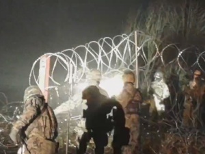 Białoruskie służby pod osłoną nocy uszkodziły ogrodzenie na granicy z Polską. MON pokazało nagranie [VIDEO]