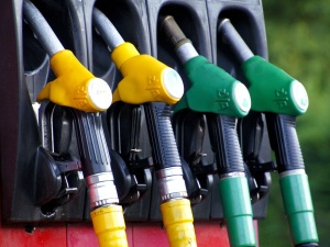 Rząd zajmie się projektem ustawy obniżającej akcyzę na paliwa i energię elektryczną