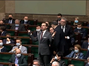 Dwóch posłów Konfederacji zostało wykluczonych z obrad Sejmu. Poszło o maseczki [VIDEO]
