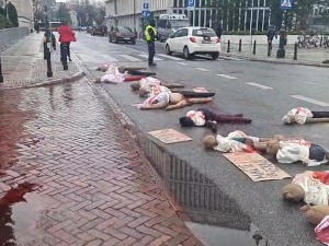„Pamiętacie jak skończył Ceausescu?” Protest Lempart pod Sejmem. Znów użyli czerwonej farby
