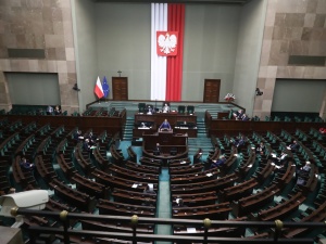 [najnowszy sondaż] Wysokie poparcie dla PiS, spadki Hołowni, wzrost PSL