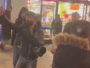 Szokujące nagranie z centrum Londynu. Grupa mężczyzn zaatakowała żydowską wycieczkę [WIDEO]