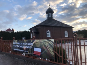 [FOTO] Na ogrodzeniu meczetu w Bohonikach baner #MuremZaPolskimMundurem!