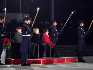 Pożegnanie Angeli Merkel. Niemieccy żołnierze z pochodniami