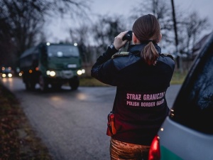 Murem za polskim mundurem. Polacy ocenili pracę służb na granicy [SONDAŻ] 