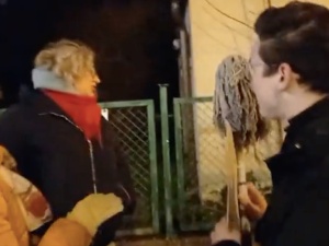 Mop dla Marty Lempart. Akcja działaczy Młodzieży Wszechpolskiej podbija sieć [WIDEO]