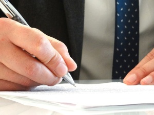 Uuu.. Adwokat kojarzony z opozycją grozi pozwem Newsweekowi