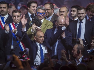 Tłumy na wiecu wyborczym Zemmoura: zapowiedzi deportacji migrantów, ostra krytyka Macrona, było też o Polakach