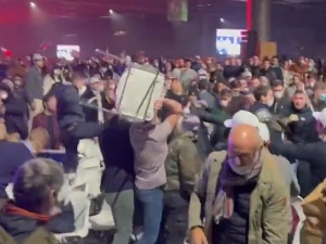 Kandydat na prezydenta Francji zaatakowany na wiecu wyborczym. Doszło też do bójki z Antifą [VIDEO]