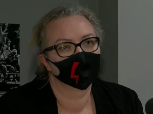 „Będziesz sprzątać sama”. Lempart „przywitana” w Sztumie wiadrem z mopem