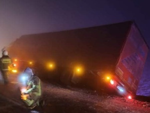 Groźnie na drodze wojewódzkiej 178. Załadowany TIR zawisł na barierach