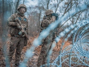 Agresywni migranci zaatakowali funkcjonariuszy na granicy. Jeden żołnierz ranny