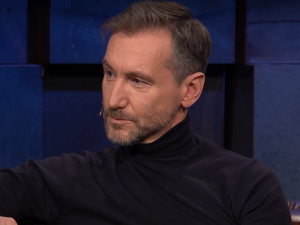 Piotr Kraśko, gwiazda „Faktów” TVN, jeździł bez prawa jazdy. Teraz przeprasza