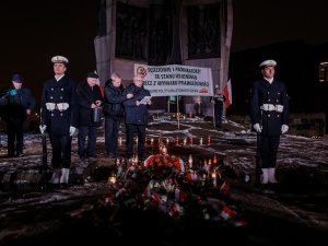 [fotorelacja] Gdańsk. Stan wojenny. Złożenie kwiatów pod Pomnikiem Poległych Stoczniowców i msza w św. Brygidzie