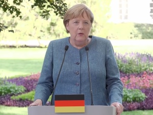„Zełenski błagał o zniesienie blokady”. Merkel miała zablokować dostawy broni na Ukrainę
