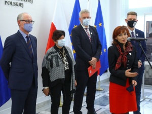 „Nie płakałam po Rozenku”. Komentarze po odejściu polityków z klubu Lewicy