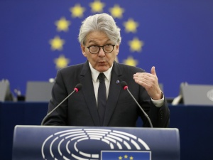 „Wstrzymywanie Polsce pieniędzy to zwykłe złodziejstwo”. Były europoseł nie przebierał w słowach