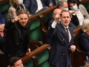 Awantura w Sejmie! Okrzyki „precz z faszyzmem”, jeden poseł wykluczony z obrad [WIDEO]