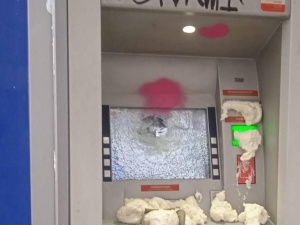 „Roz***aliśmy bankomat”. Lewaccy bojówkarze dokonali aktu wandalizmu i… pochwalili się tym w sieci
