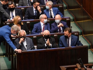 Najnowszy sondaż: Koalicja Obywatelska niemal na równi z PiS-em. PSL poza Sejmem