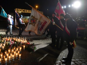 [fotorelacja] Gdańsk: Uroczyste obchody 51. rocznicy Grudnia '70. Złożenie wieńców pod Pomnikiem Poległych Stoczniowców