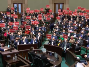 Kolejny happening posłów opozycji. Takiej reakcji marszałek Sejmu się nie spodziewali [WIDEO]