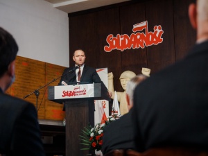 [nasza fotorelacja] „Ten Krzyż symbolizuje ciężar, który nieśliście w okresie komunizmu”. W Sali BHP uroczyście wręczono Krzyże Wolności i Solidarności