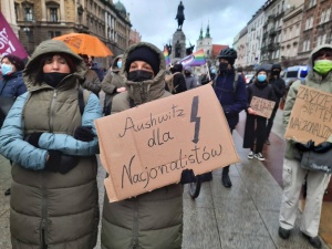 „Auschwitz dla nacjonalistów”. Skandaliczne hasło „w obronie TVN”? Jest komentarz Muzeum Auschwitz