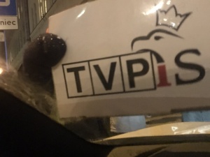 „Przykleiły się do samochodowej szyby, coś tam krzyczały…” Agresja wobec Magdaleny Ogórek. Tuż przed świętami