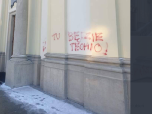 Tu będzie techno. Lewacka dzicz zniszczyła elewację kościoła św. Krzyża