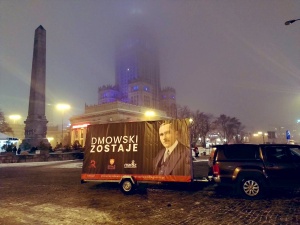 „Dmowski zostaje”. Na ulice Warszawy trafiły ruchome billboardy