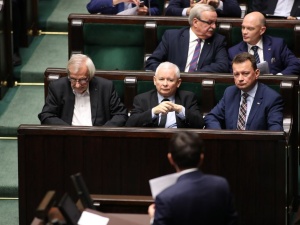 Konfederacja „języczkiem u wagi”. Nikt nie zbuduje bez niej większości? [SONDAŻ]