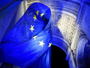 Francja: Usunięto flagę UE z Łuku Triumfalnego. Pałac Elizejski wydaje oświadczenie, Le Pen ogłasza zwycięstwo