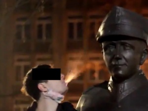 Pluł na pomniki „Łupaszki” i „Lalka”. Student UJ Franciszek V. z zarzutami
