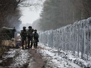 Straż Graniczna zatrzymała pięciu migrantów. Przeprawili się przez rzekę Świsłocz na pontonie