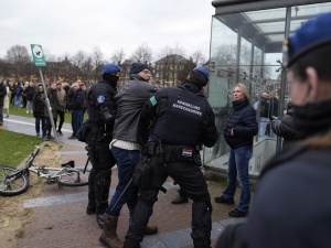 „To barbarzyństwo musi zostać zatrzymane tu i teraz!”. Przedstawiciel ONZ ds. tortur reaguje na brutalność holenderskiej policji