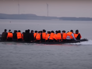 Rekordowa liczba migrantów przebyła w ubiegłym roku kanał La Manche