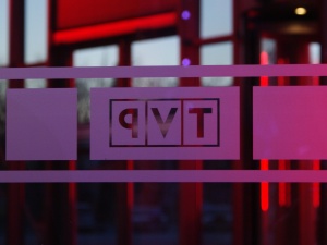 TVP 1 liderem oglądalności w 2021 roku. TVP 2 wyprzedziło Polsat