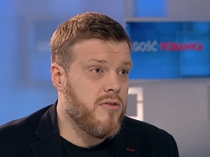 „Tym powinny zajmować się publiczne instytucje, pod kontrolą UE”. Zandberg o usunięciu profilu Konfederacji z Facebooka