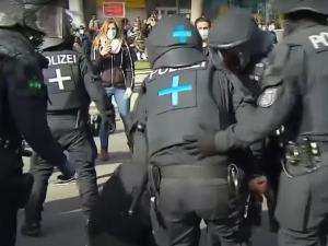 Nie tylko Holandia. W Niemczech policja użyła pałek i gazu pieprzowego przeciwko demonstrantom