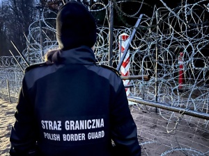Podczas próby forsowania polskiej granicy raniono funkcjonariuszkę SG. Doznała obrażeń głowy...