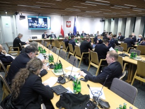 Obowiązkowe szczepienia posłów i senatorów? Zaskakująca decyzja sejmowej Komisji Zdrowia