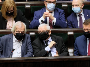 [Sondaż] Spadek poparcia dla PiS i Konfederacji. Pięć partii w Sejmie