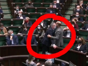 [WIDEO] „Czy prawdą jest, że wyprowadzał Pan z Sejmu pijanego Bartłomieja Sienkiewicza?” To nagranie zdobywa internety