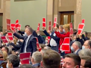 Happening opozycji podczas przemówienia premiera. „Miska ryżu! Miska ryżu!” [WIDEO]
