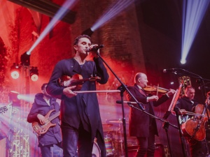 [nasza fotorelacja] „Pomorze Śpiewa Kolędy”. Wyjątkowy koncert Zakopower w bazylice Św. Brygidy