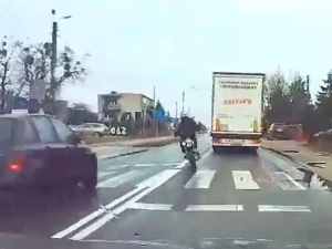 „Motorowerzysta dzięki refleksowi uszedł z życiem”. Rekordowe 3500 zł mandatu. Szokujące nagranie policji [WIDEO]