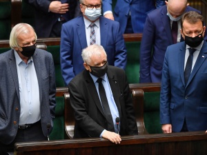 [SONDAŻ] PiS znalazło się na psychologicznej granicy. Sześć partii w Sejmie