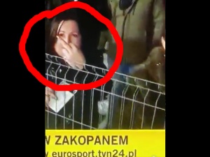 [WIDEO] Reporter TVN 24 podczas relacji na żywo chciał porozmawiać z kibicami skoków. Tego się nie spodziewał!